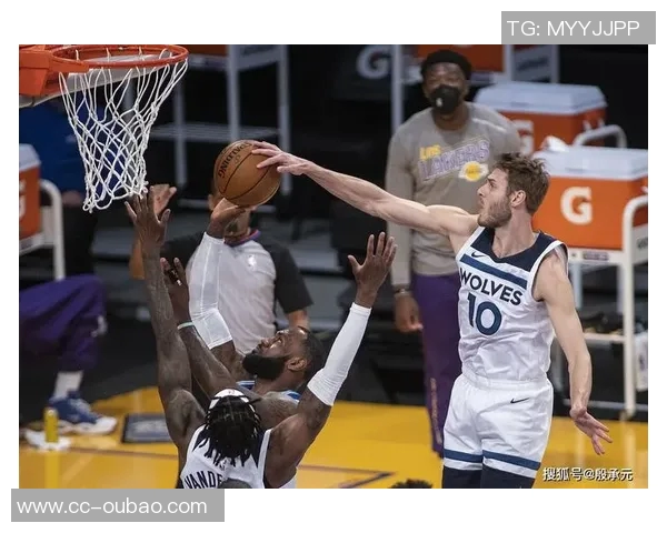 洛伊德替补出战表现惊艳高效得分助球队取得胜利 洛伊德替补出战表现惊艳高效得分助球队取得胜利