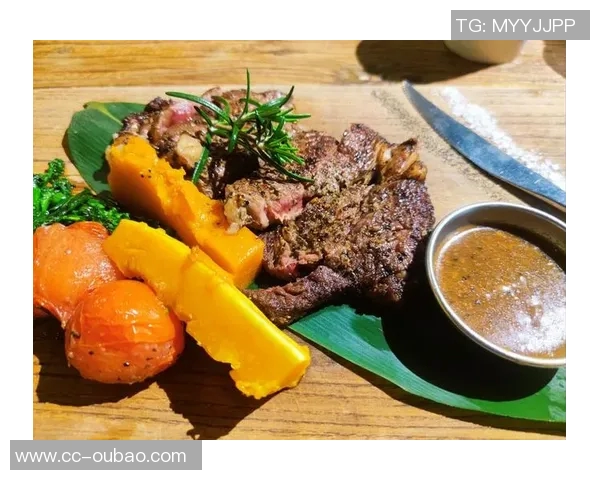 亚当斯如野兽般光脚漫步手持牛排展现原始魅力