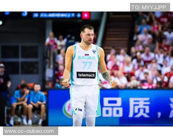 东契奇首秀表现出色15投7中三分球4记斩获25分7篮板4助攻 东契奇首秀表现出色15投7中三分球4记斩获25分7篮板4助攻