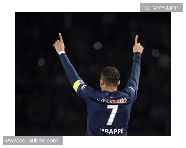 姆巴佩赛后与恩里克亲切交流并向前队友们表达一致意见 姆巴佩赛后与恩里克亲切交流并向前队友们表达一致意见