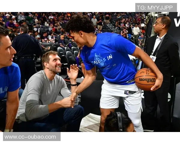 独行侠老板现场观战NBA中国赛女兆日月笑容成经典表情包 独行侠老板现场观战NBA中国赛女兆日月笑容成经典表情包