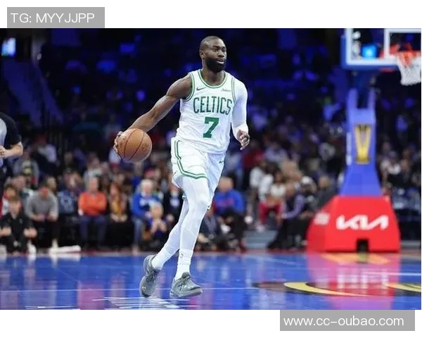 杰伦布朗半场表现平平7投3中三分命中率高但仅得8分助力球队需更努力 杰伦布朗半场表现平平7投3中三分命中率高但仅得8分助力球队需更努力