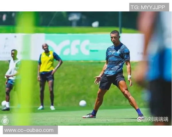 C罗回归利雅得胜利训练场备战新赛季展现斗志与激情