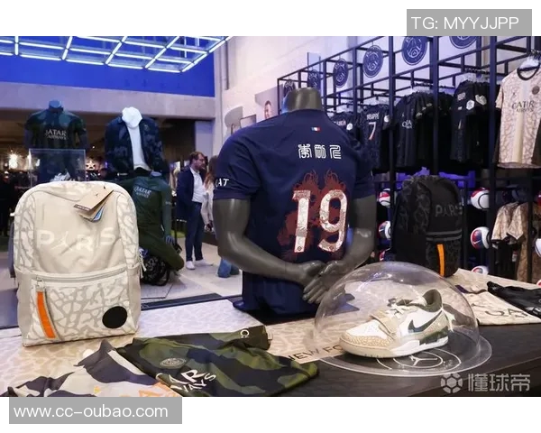 约罗身穿里尔球衣盛装出席里尔对阵巴黎比赛开球仪式 约罗身穿里尔球衣盛装出席里尔对阵巴黎比赛开球仪式